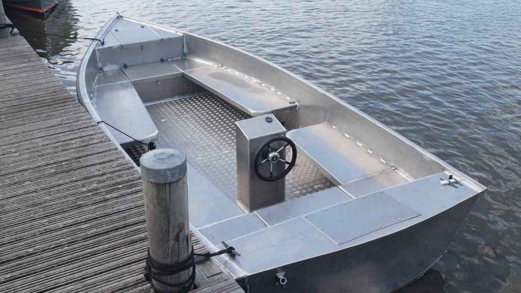 Elektrische sloep op het water