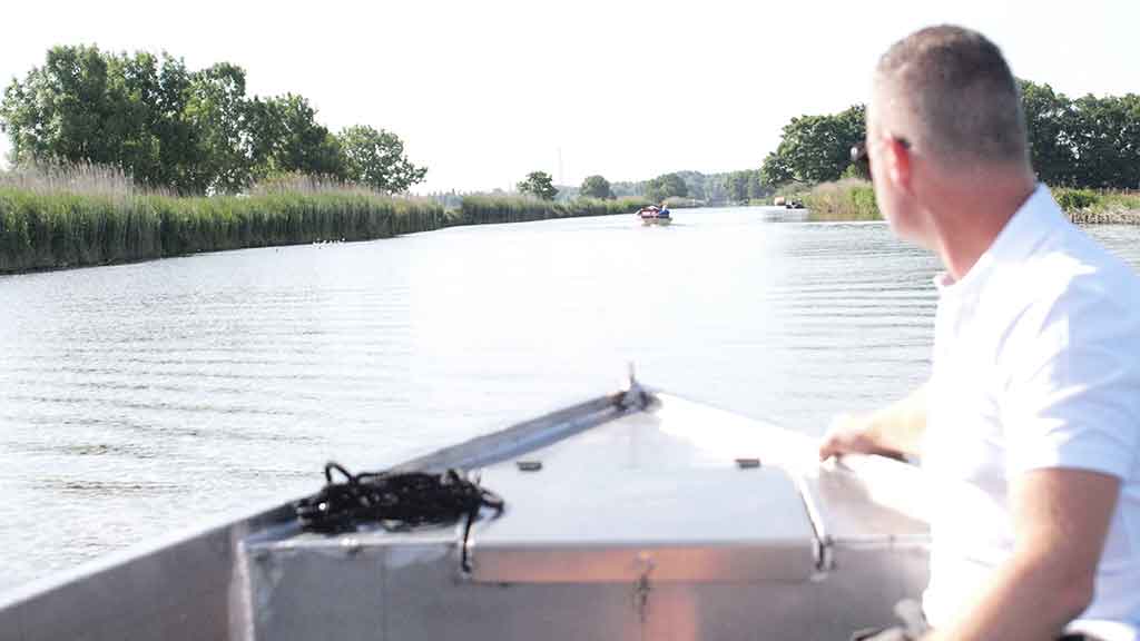Interieur elektrische sloep schoon en verzorgd