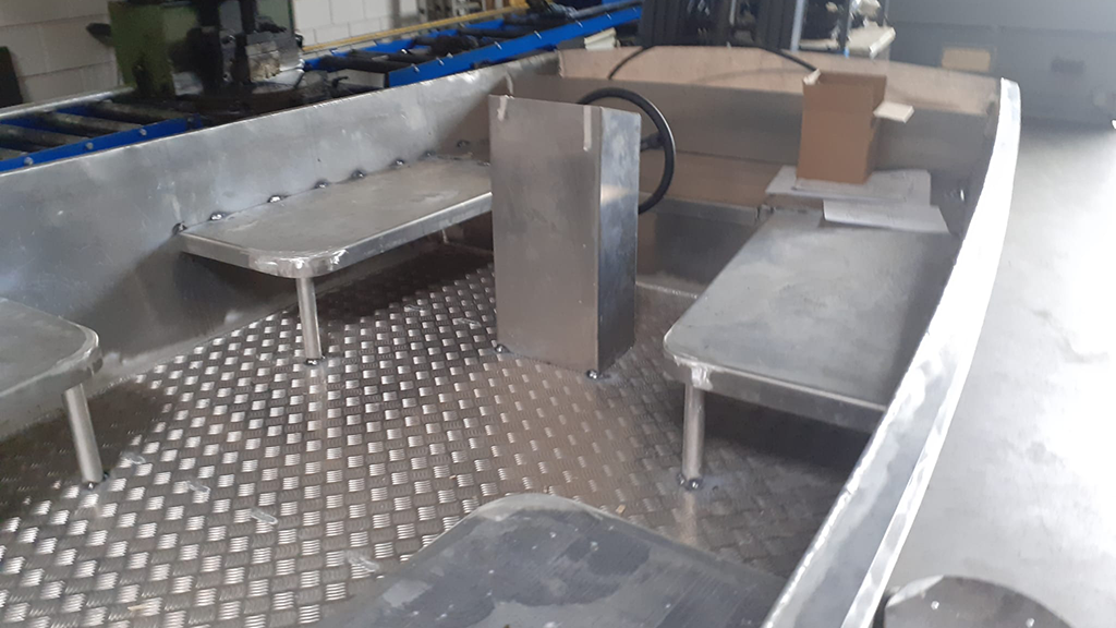 Aluminium banken en vloer van een SloepYes elektrische sloep