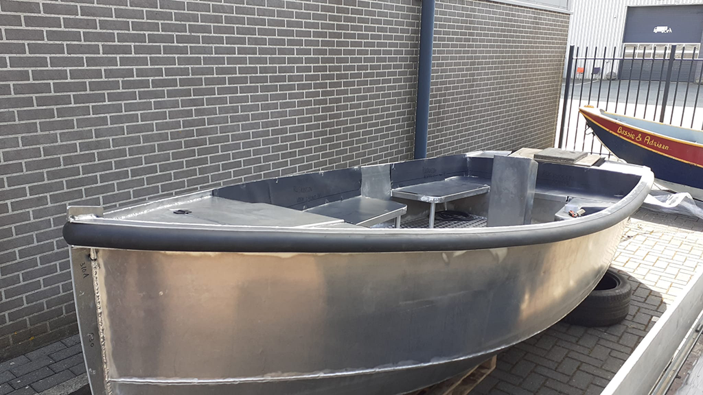 Voltooide SloepYes aluminium sloep buiten bij VosTo
